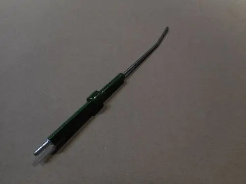 Elektrode von Remeha in länglicher Form mit einem grünen Kunststoffgriff und einem metallischen Ende, auf einem neutralen Untergrund platziert.